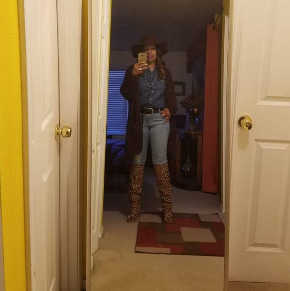 Meet your Posher, Deborah - Picture 2 of 2